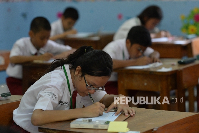 Detail Gambar Anak Sd Belajar Di Kelas Nomer 31