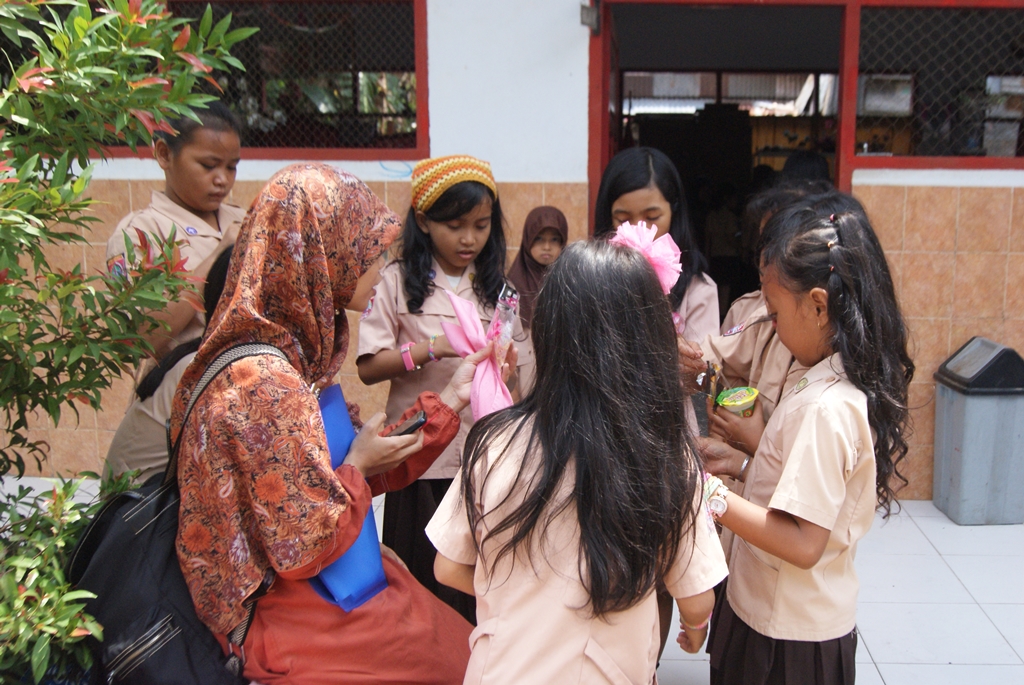 Detail Gambar Anak Sd Di Kelas Sedang Ngobrol Nomer 12