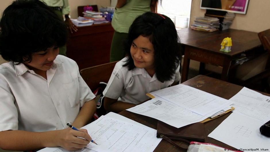 Detail Gambar Anak Sd Di Kelas Sedang Ngobrol Nomer 13