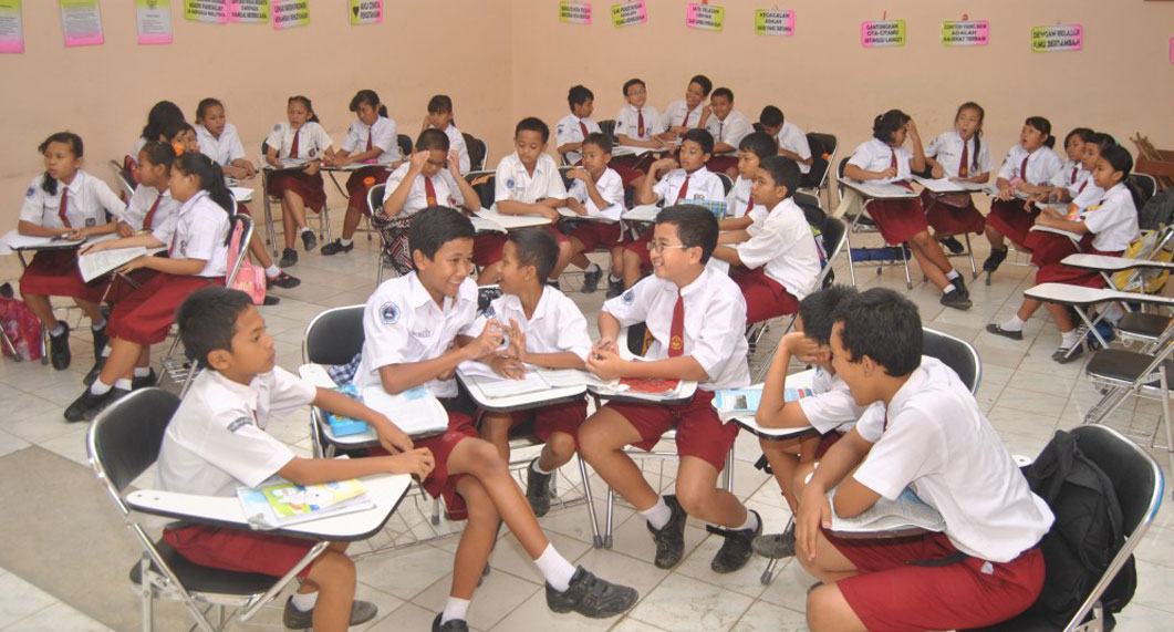 Detail Gambar Anak Sd Di Kelas Sedang Ngobrol Nomer 14