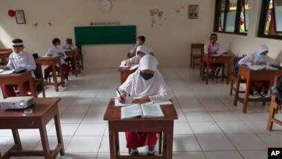 Detail Gambar Anak Sd Di Kelas Sedang Ngobrol Nomer 22