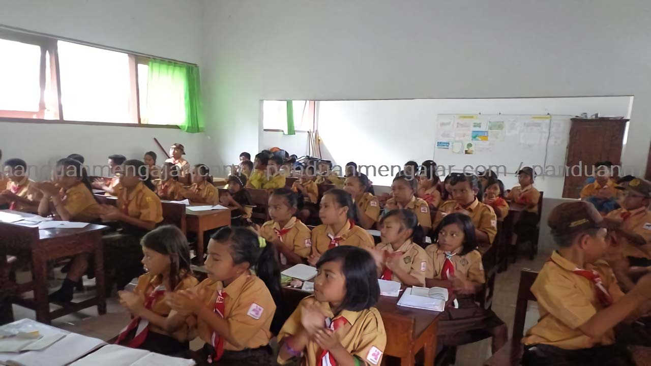 Detail Gambar Anak Sd Di Kelas Sedang Ngobrol Nomer 23