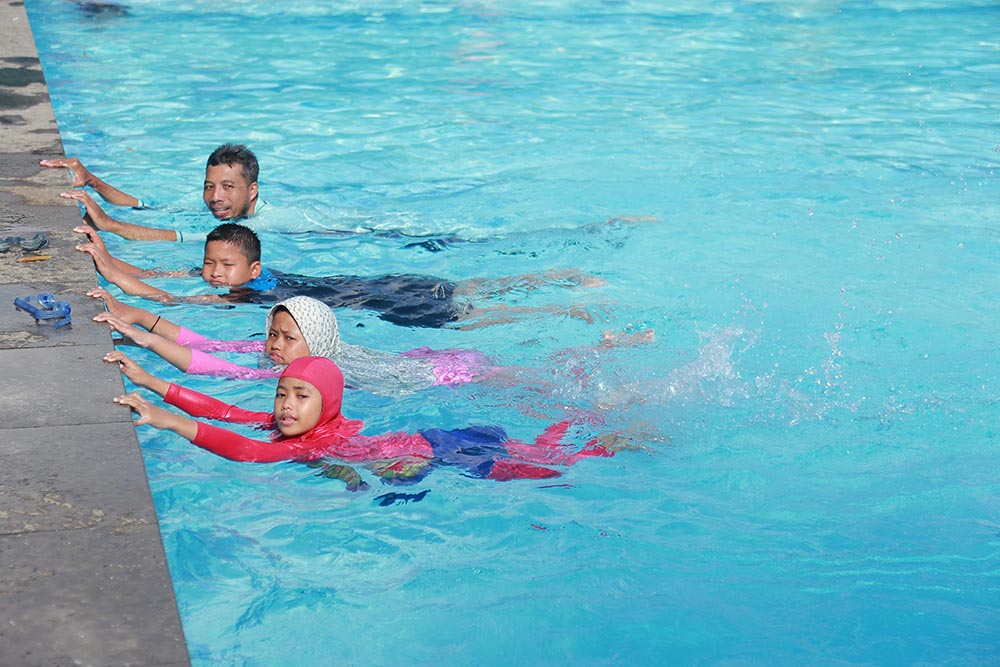 Detail Gambar Anak Sedang Berenang Nomer 26