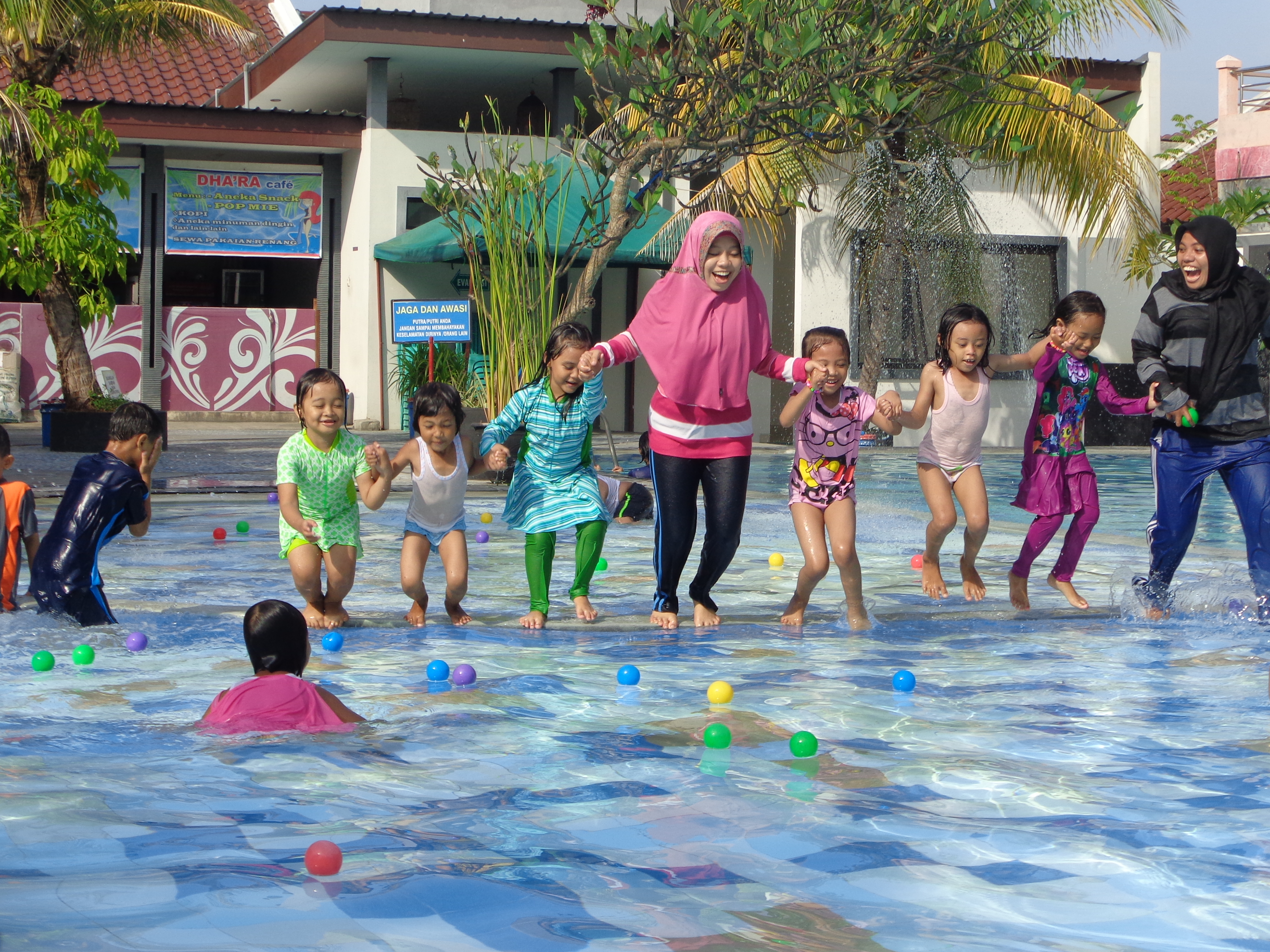 Detail Gambar Anak Sedang Berenang Nomer 28