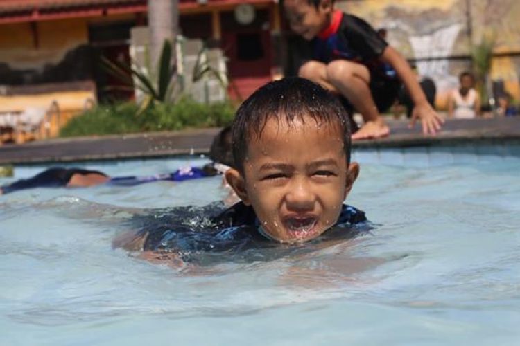 Detail Gambar Anak Sedang Berenang Nomer 37