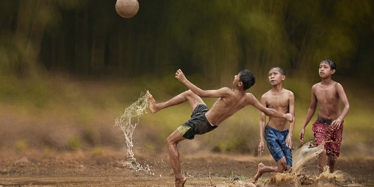 Detail Gambar Anak Sedang Bermain Sepak Bola Nomer 29