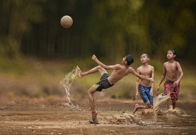 Detail Gambar Anak Sedang Main Bola Nomer 31