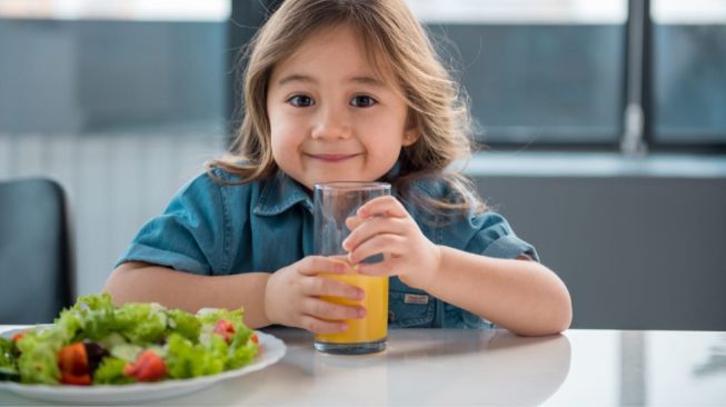 Detail Gambar Anak Sedang Makan Nomer 23