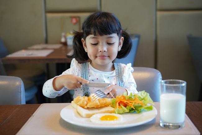 Detail Gambar Anak Sedang Makan Nomer 3