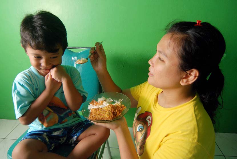 Detail Gambar Anak Sedang Makan Nomer 47