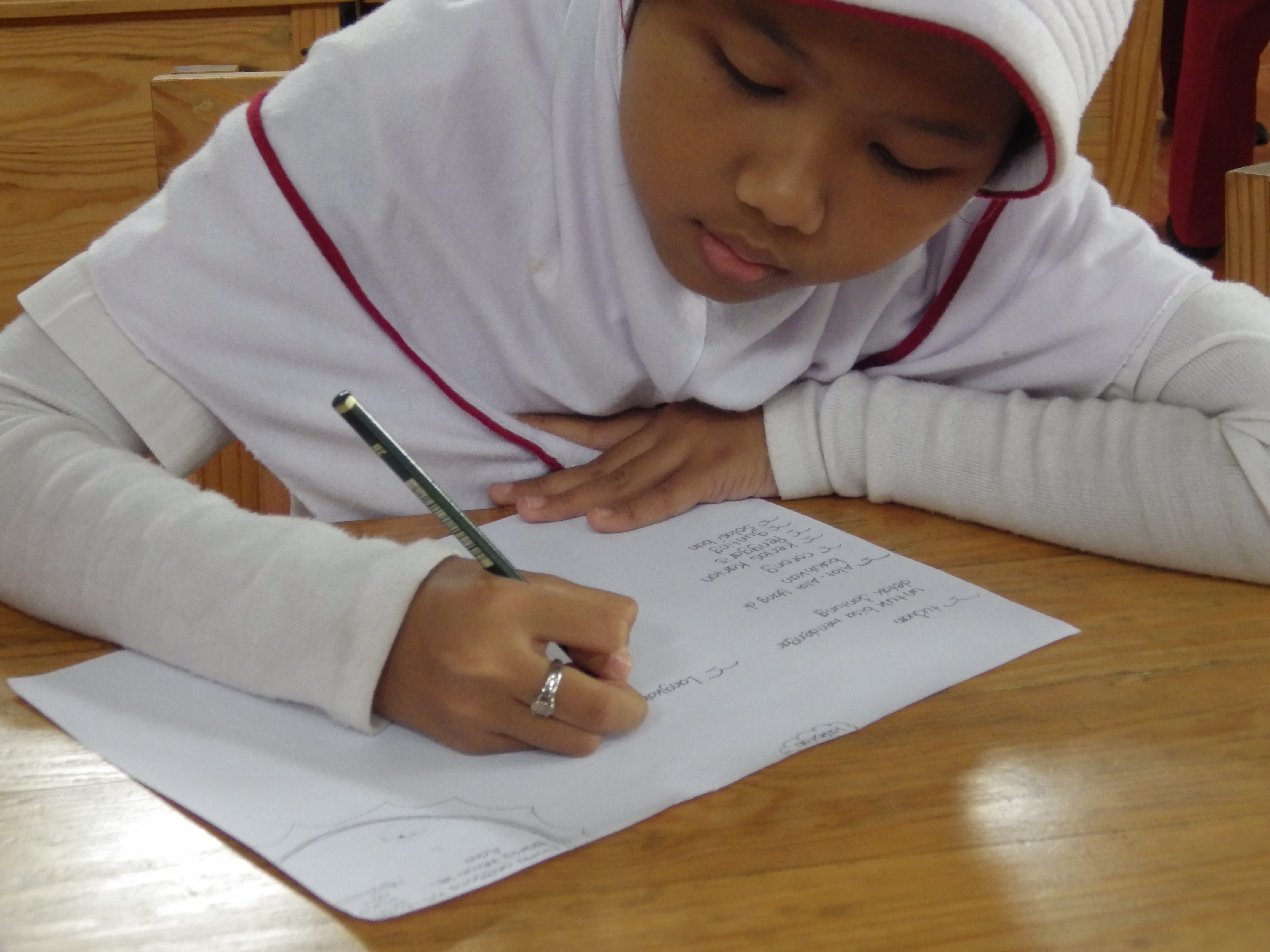 Detail Gambar Anak Sedang Menulis Nomer 21