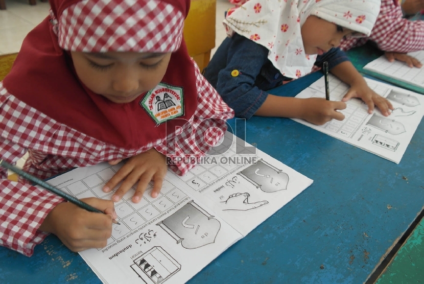 Detail Gambar Anak Sedang Menulis Nomer 26