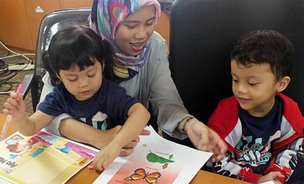 Detail Gambar Anak Sedang Menulis Nomer 30