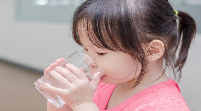 Detail Gambar Anak Sedang Minum Kartun Nomer 11