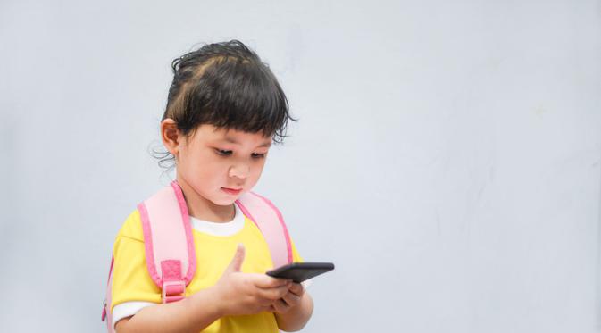 Detail Gambar Anak Sedang Sakit Gambar Handphone Nomer 24