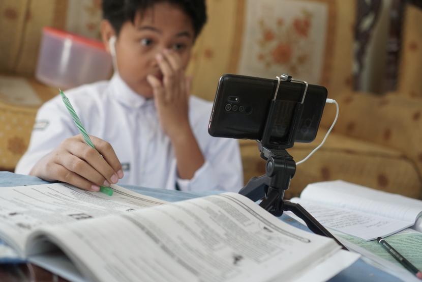 Detail Gambar Anak Sekolah Belajar Nomer 15