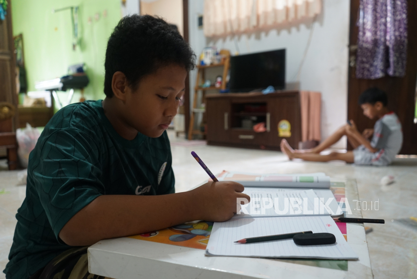 Detail Gambar Anak Sekolah Belajar Nomer 20