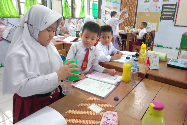 Detail Gambar Anak Sekolah Belajar Nomer 26