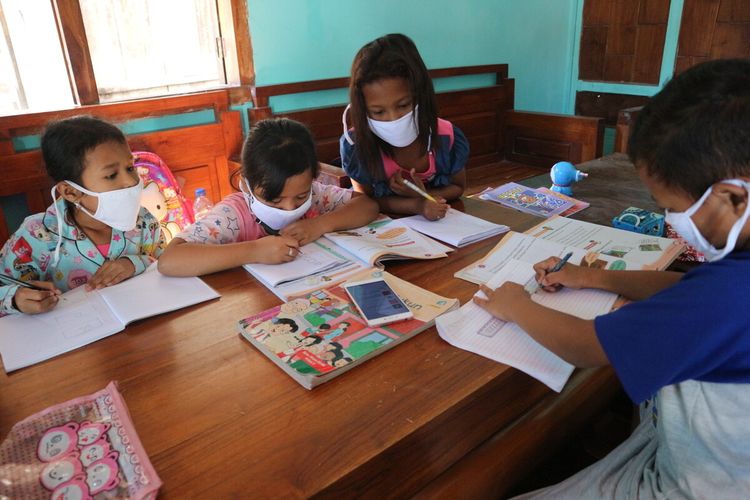 Detail Gambar Anak Sekolah Belajar Nomer 5