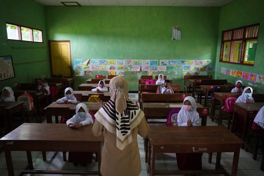 Detail Gambar Anak Sekolah Dasar Dalam Ruang Kelas Hijau Nomer 15