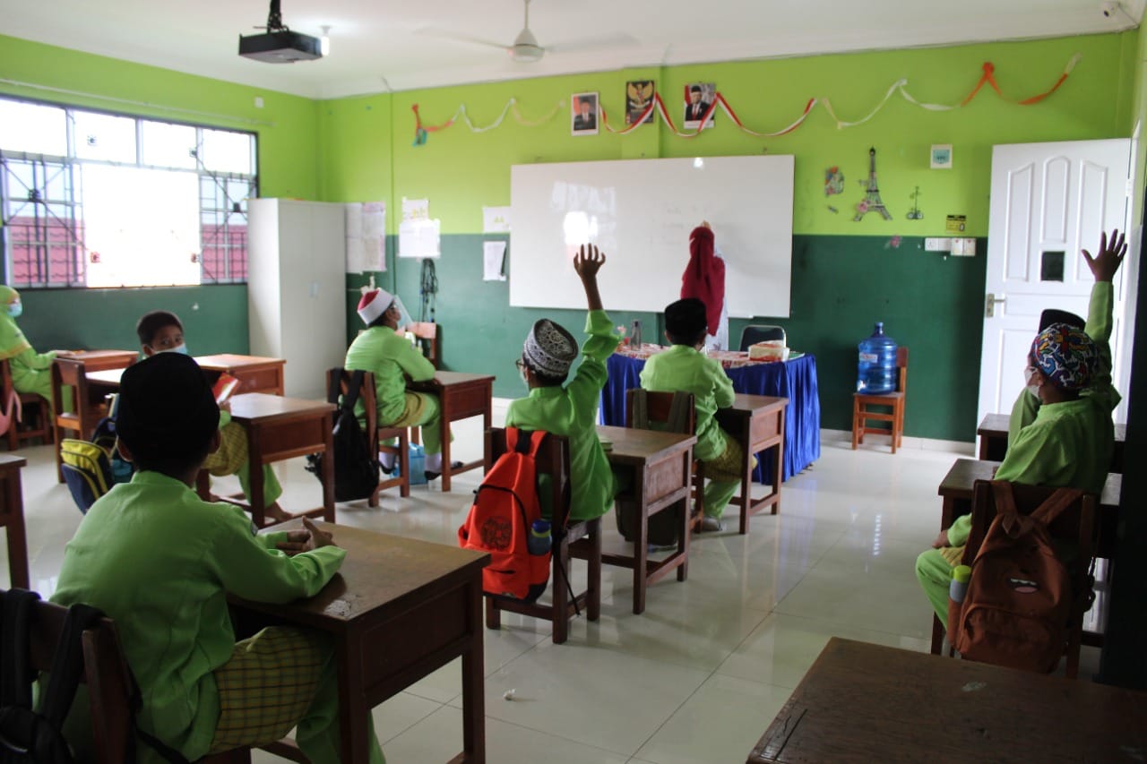 Detail Gambar Anak Sekolah Dasar Dalam Ruang Kelas Hijau Nomer 46