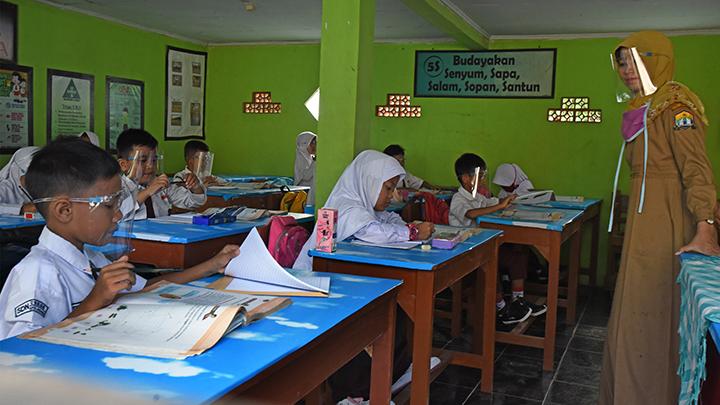 Detail Gambar Anak Sekolah Dasar Dalam Ruang Kelas Hijau Nomer 4