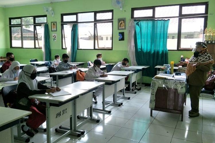 Detail Gambar Anak Sekolah Dasar Dalam Ruang Kelas Hijau Nomer 6