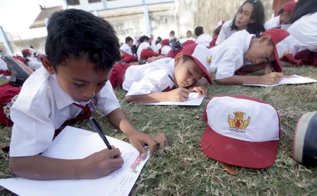 Detail Gambar Anak Sekolah Menulis Nomer 21