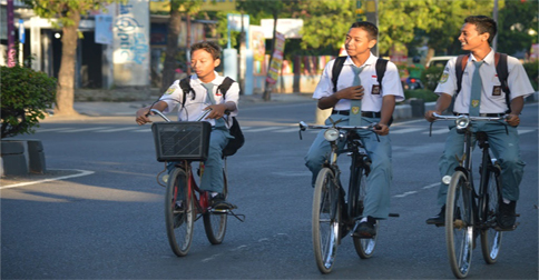 Detail Gambar Anak Sekolah Naik Sepeda Nomer 22