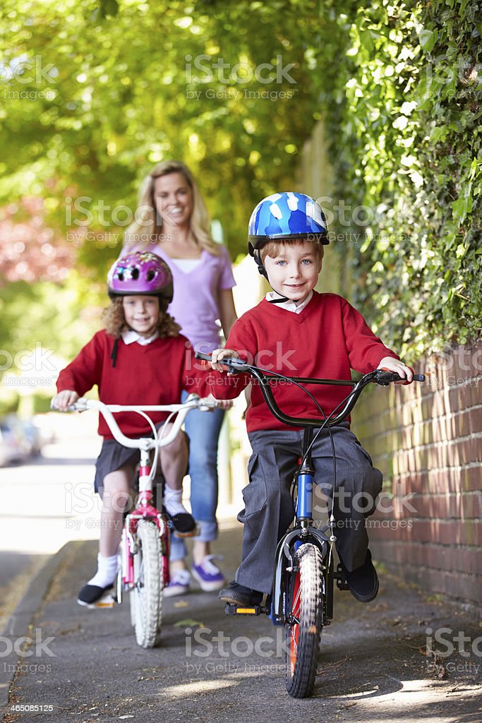 Detail Gambar Anak Sekolah Naik Sepeda Nomer 50
