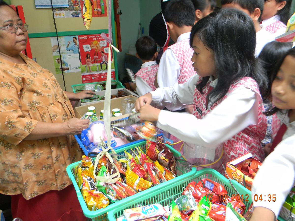 Detail Gambar Anak Sekolah Sd Di Kantin Nomer 17