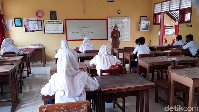 Detail Gambar Anak Sekolah Sd Sedang Belajar Nomer 19