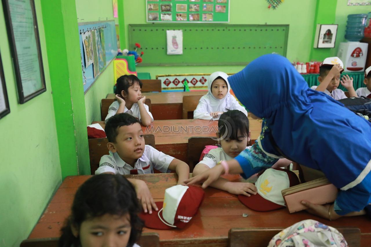 Detail Gambar Anak Sekolah Sd Sedang Menangis Nomer 46