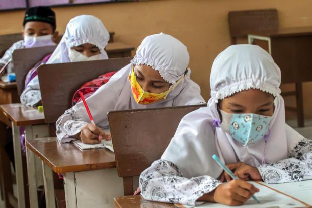 Detail Gambar Anak Sekolah Siap Siap Memulai Ujian Nomer 19