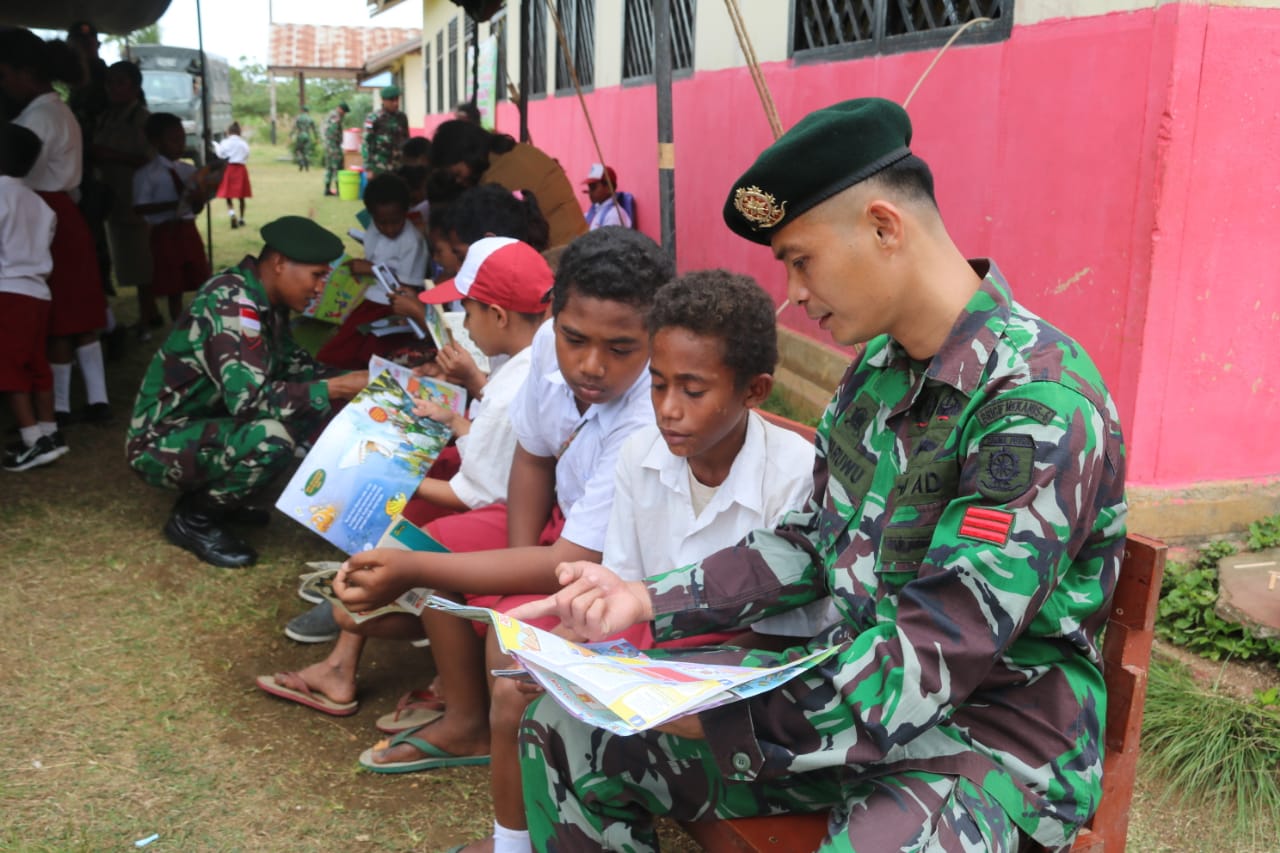 Detail Gambar Anak Sma Yg Menunjuk Sesuatu Nomer 40