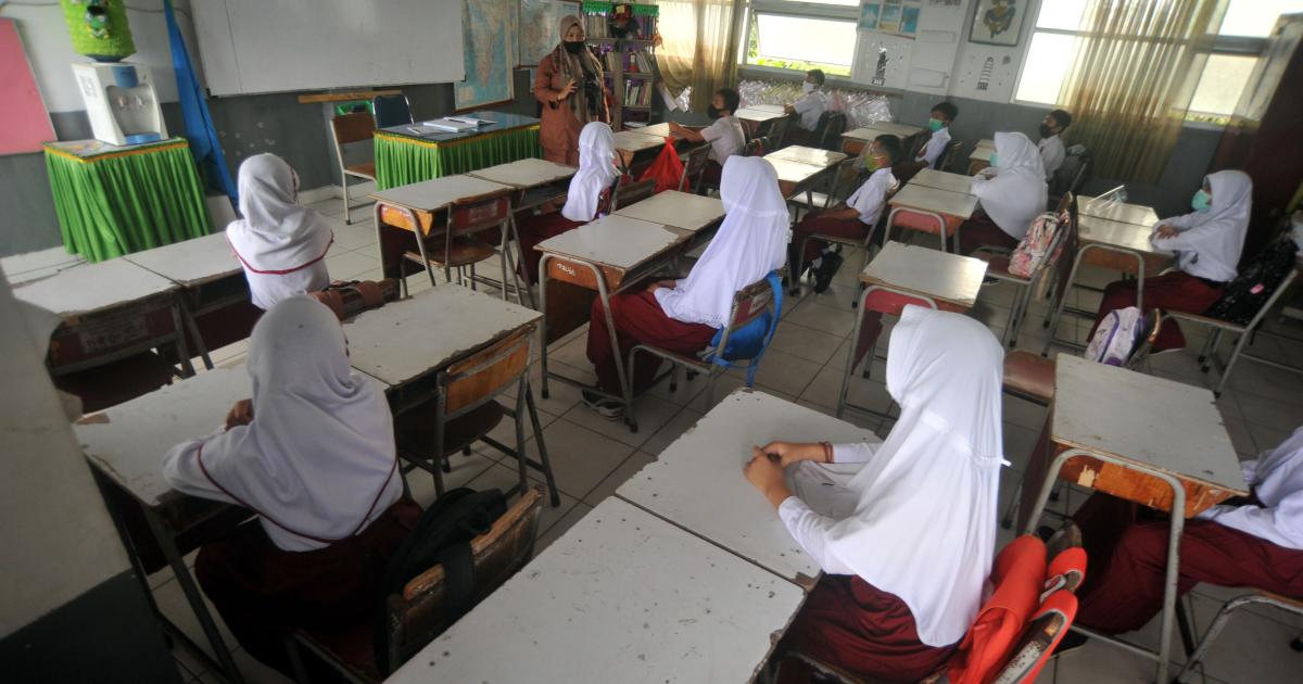 Detail Gambar Anak Sma Yg Menunjuk Sesuatu Nomer 56