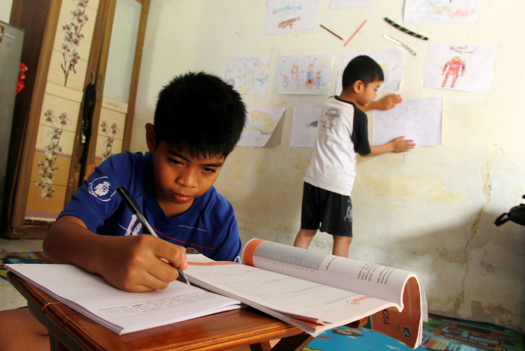 Detail Gambar Anak Yang Sedang Belajar Di Rumah Nomer 11