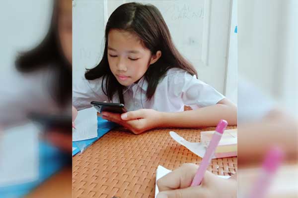 Detail Gambar Anak Yang Sedang Belajar Di Rumah Nomer 43