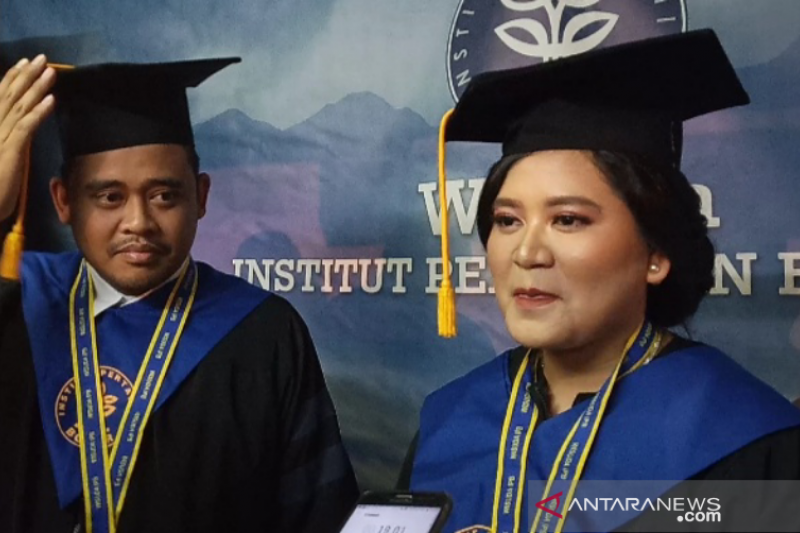 Detail Caption Foto Wisuda Bersama Keluarga Nomer 17