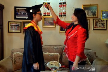 Detail Caption Foto Wisuda Bersama Keluarga Nomer 18