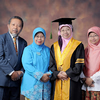 Detail Caption Foto Wisuda Bersama Keluarga Nomer 28