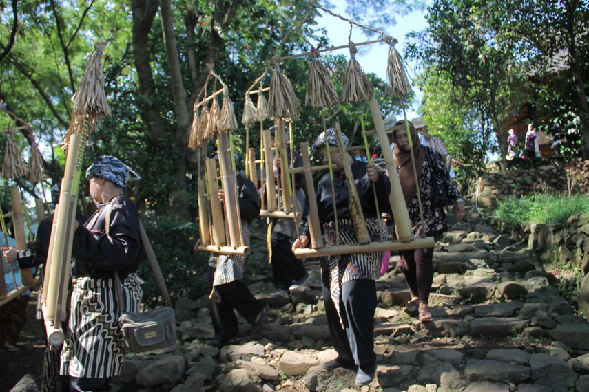 Detail Gambar Angklung Gubrag Nomer 16