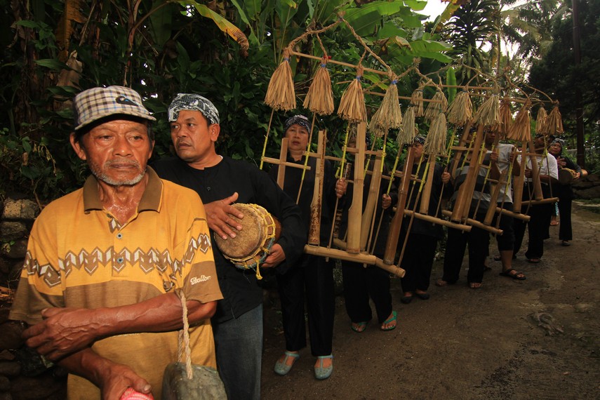 Detail Gambar Angklung Gubrag Nomer 24