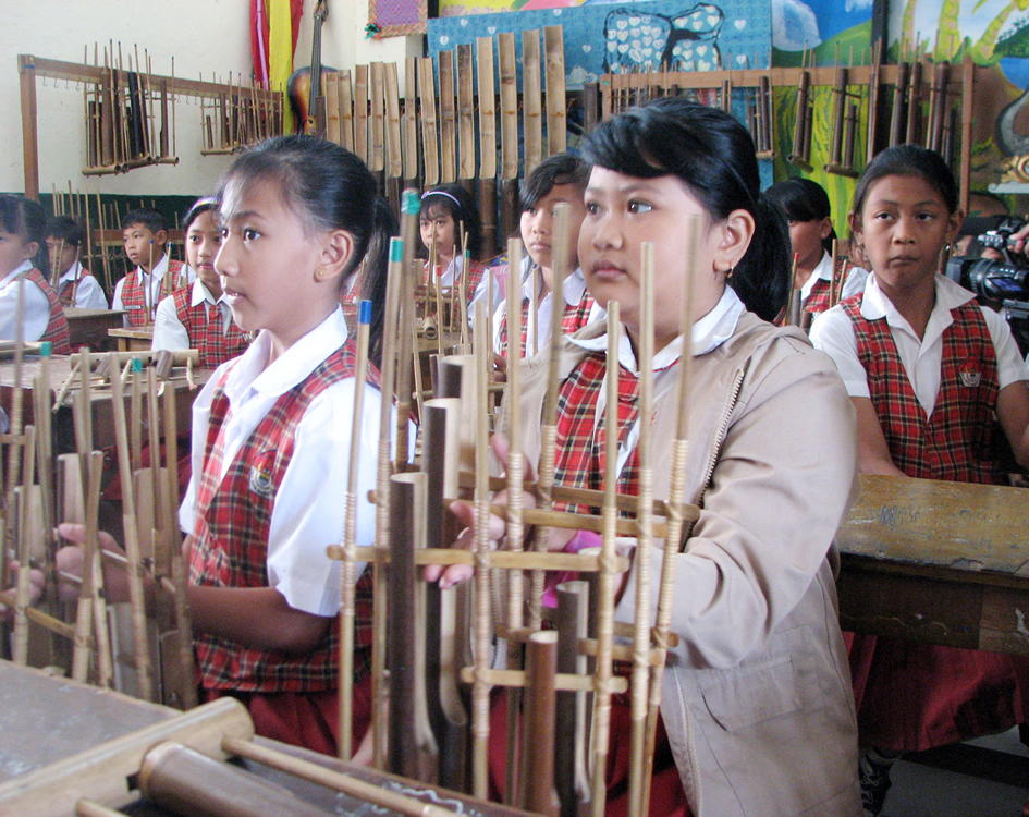 Detail Gambar Angklung Kanekes Nomer 42