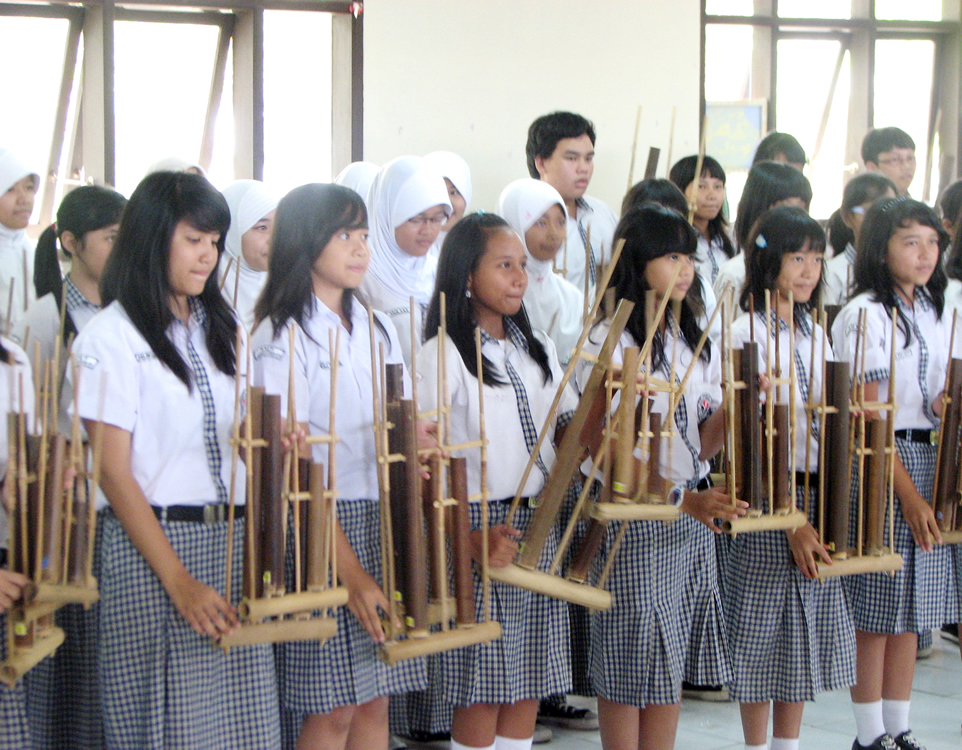 Detail Gambar Angklung Kanekes Nomer 49