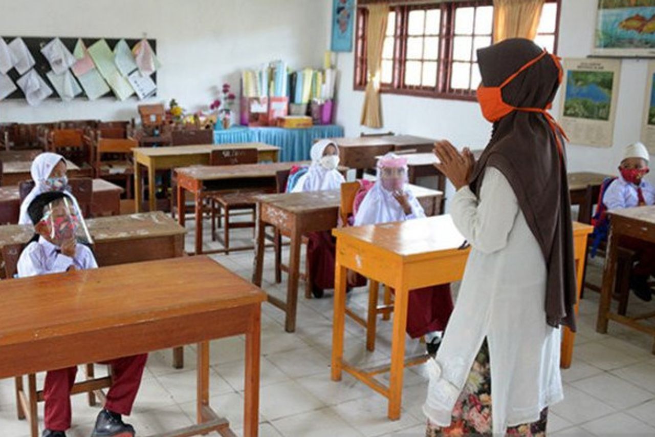 Detail Gambar Animasi Anak Smp Sedang Ujian Nomer 27