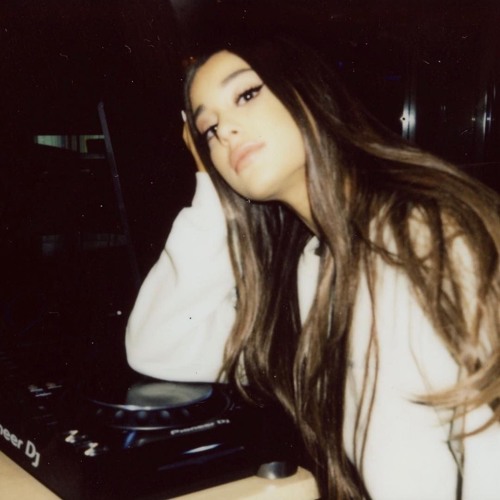 Detail Gambar Ariana Grande Gambar Isyana Nomer 23