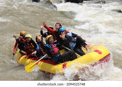 Detail Gambar Arung Jeram Nomer 13