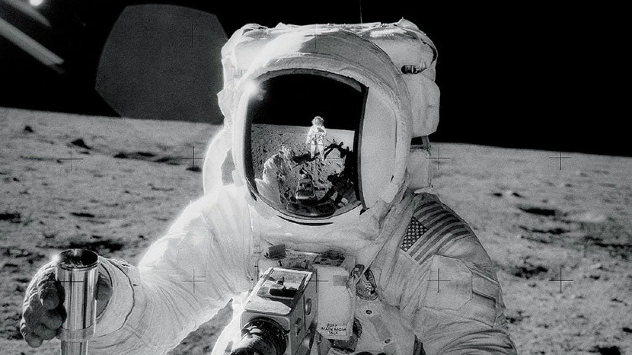Detail Gambar Astronot Di Bulan Nomer 18