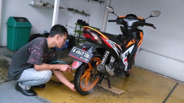 Detail Gambar Ayah Mencuci Sepeda Motor Nomer 21